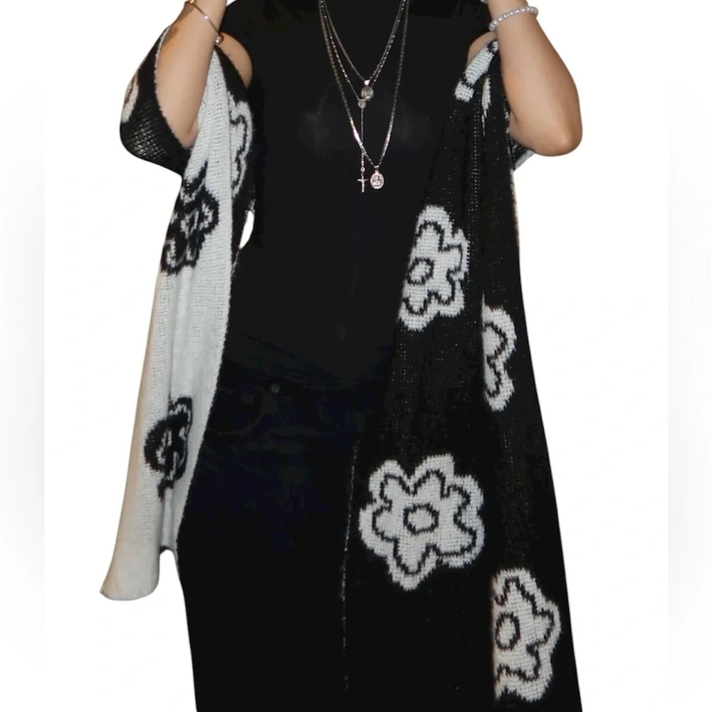 AE American Eagle Wool Blend Oversized Flower / Floral Scarf NWT - Picture 4 of 5